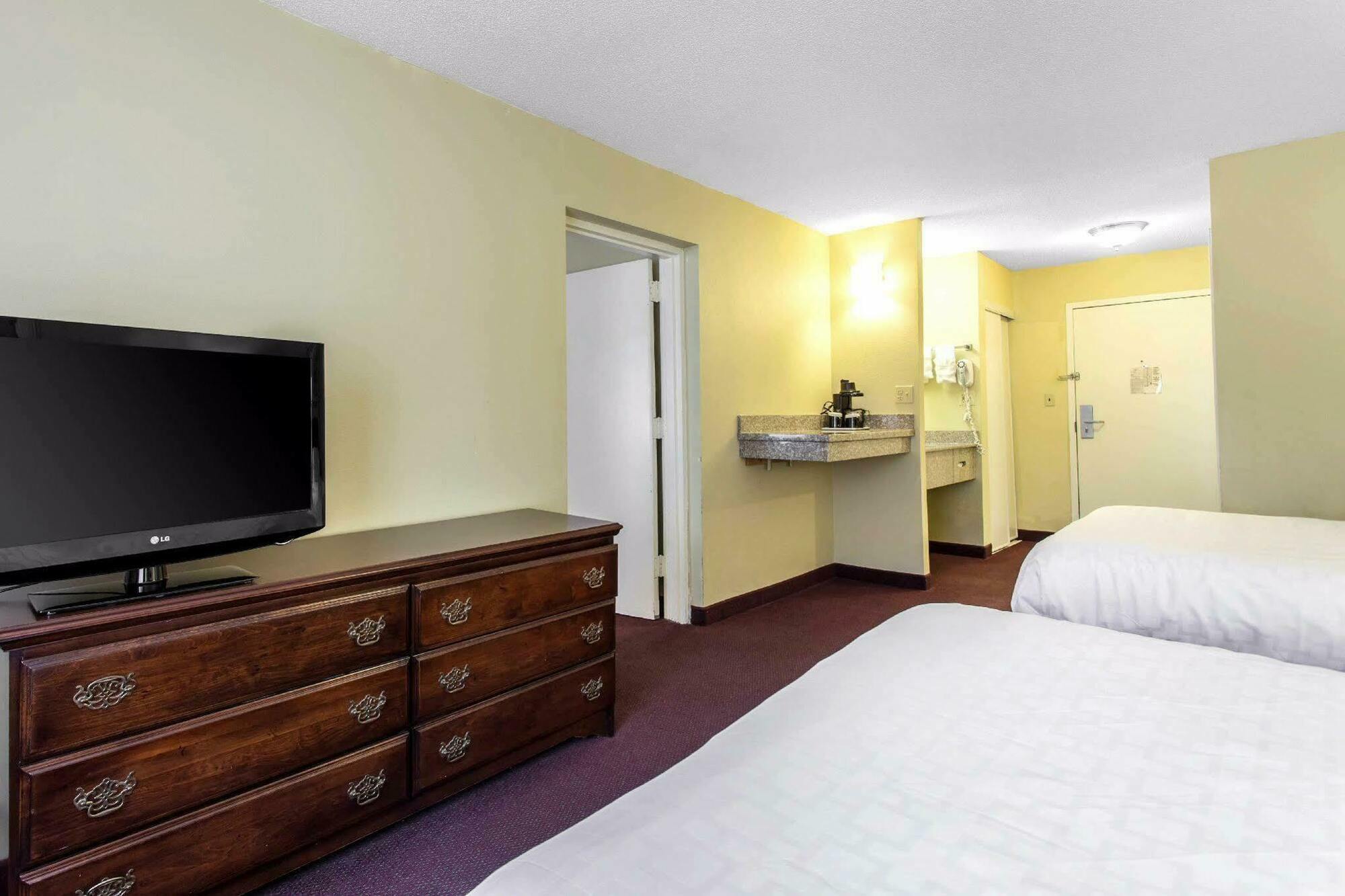 Lake Norman Inn And Suites Cornelius Extérieur photo